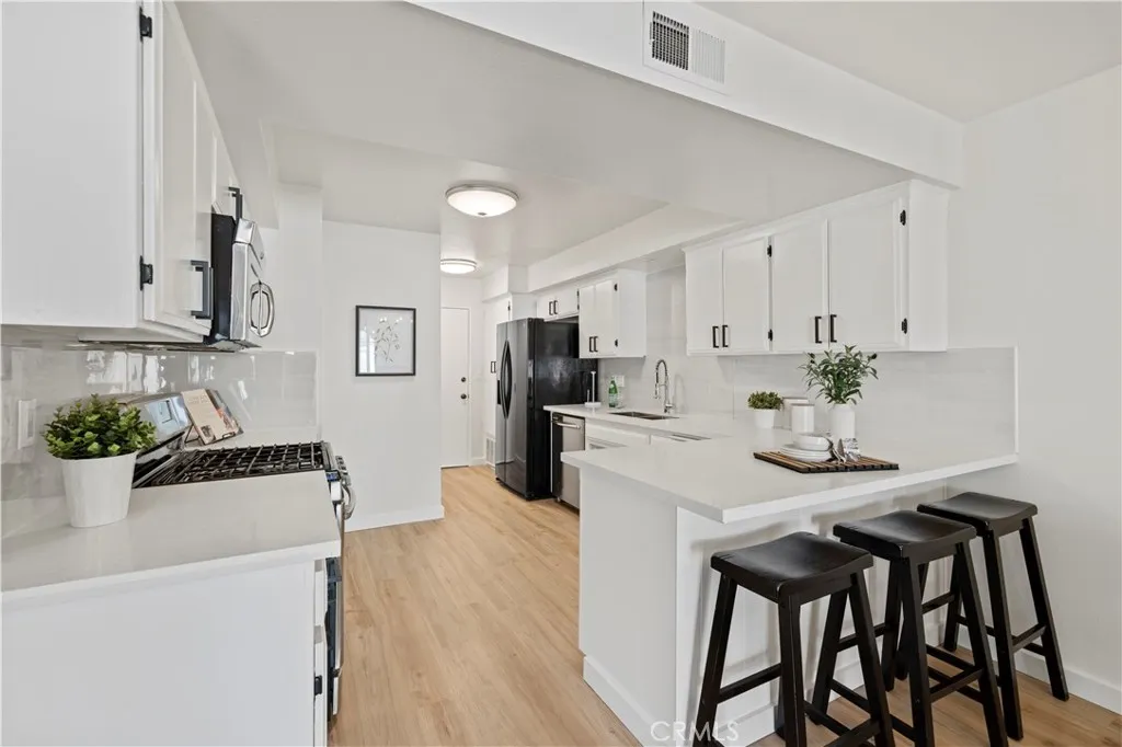 25273 Avenida Dorena, Newhall, California 91321 home-pic-8